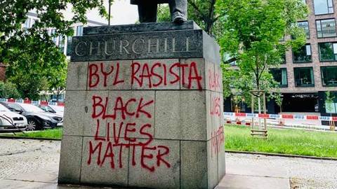 Podstavec sochy s nápisem.