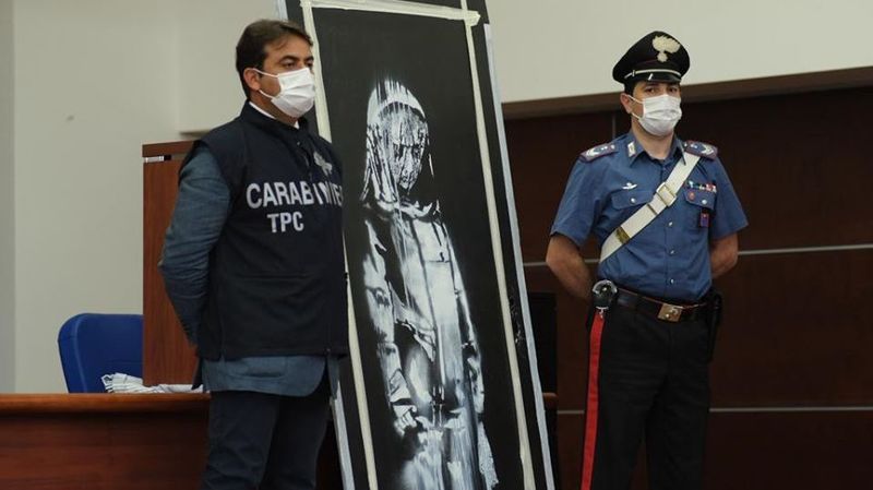 Grafika Banksyho na konferenci italské policie.