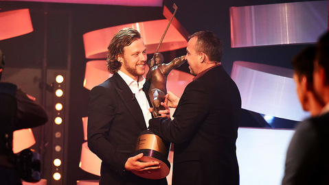 David Pastrňák přebírá cenu.