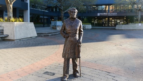 Město Hamilton na Novém Zélandu odstranilo sochu Hamiltona.