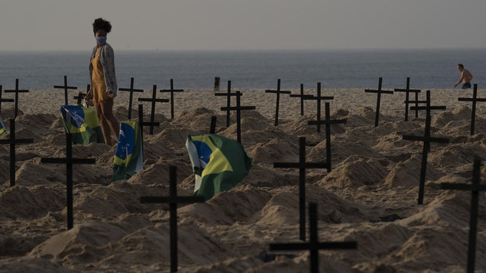 Na pláži Copacabana vznikly symbolické hroby obětem covidu-19.