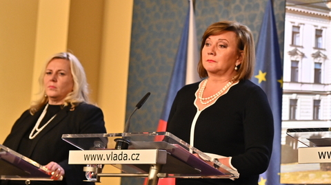 Ministryně financí Alena Schillerová (vpravo) a ministryně pro místní rozvoj Klára Dostálová.