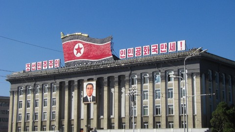 Náměstí Kim Ir-sena s vládními budovami v Pchjongjangu.