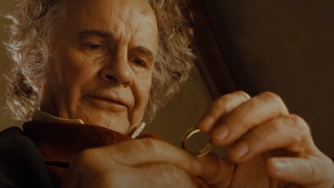 Ian Holm jako Bilbo Pytlík.