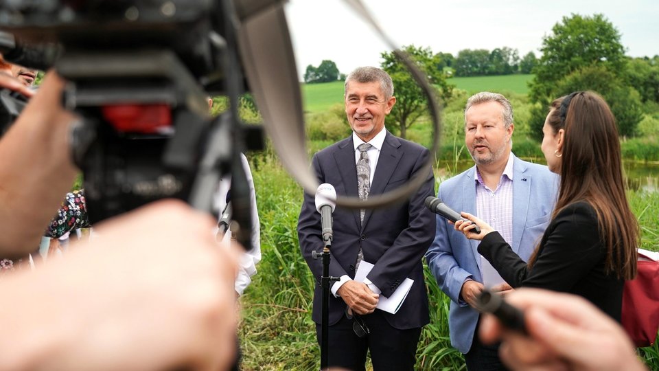 Premiér Andrej Babiš a ministr životního prostředí Richard Brabec (vpravo).