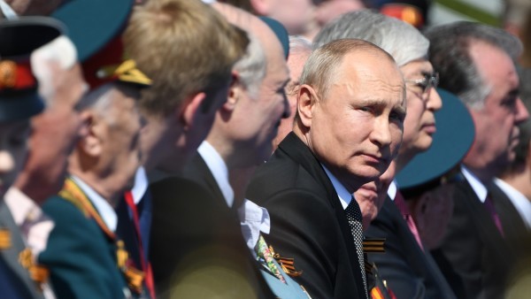 Vladimir Putin v Moskvě na vojenské přehlídce.