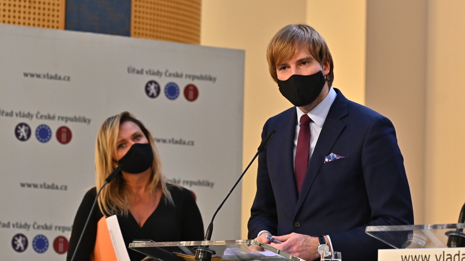 Ministr zdravotnictví Adam Vojtěch na tiskové konferenci.