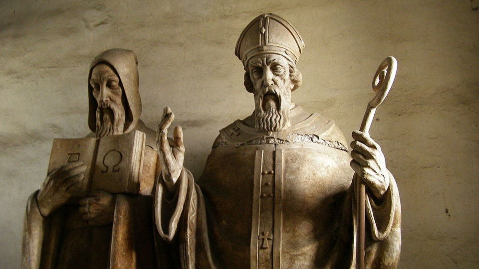 Sochy Cyrila a Metoděje v olomouckém kostele.