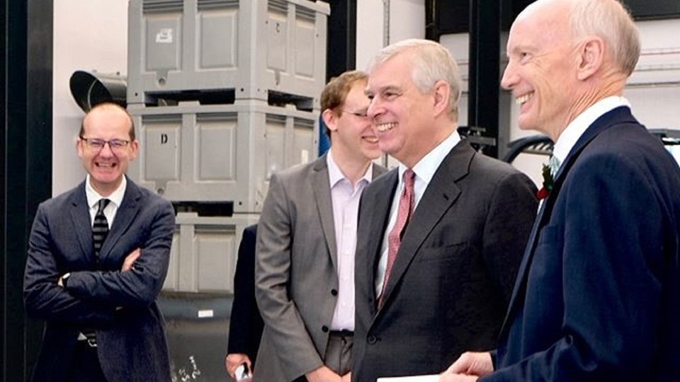 Syn královny Alžběty II. čelí kvůli skandálu obrovskému tlaku.