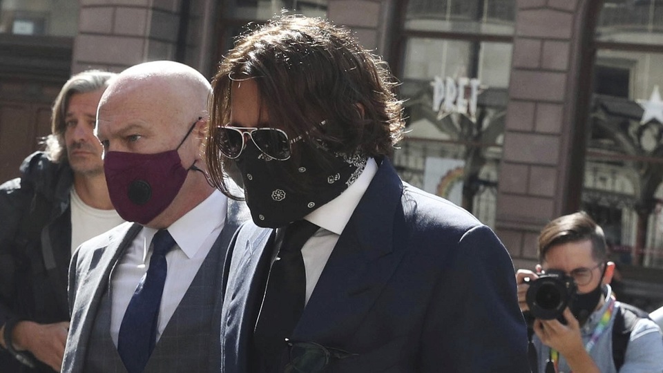 Johnny Depp přichází k soudu.