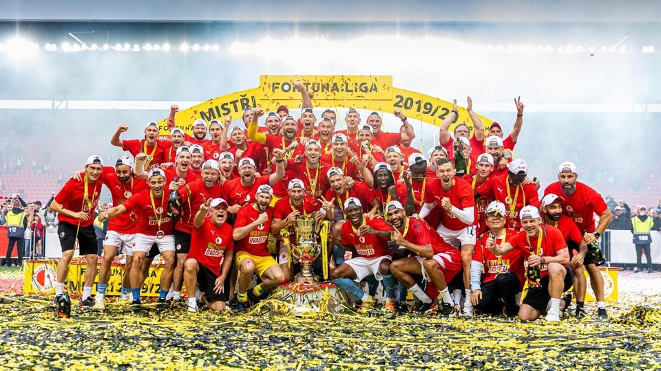 SK Slavia Praha s trofejí.