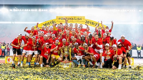 SK Slavia Praha s trofejí.