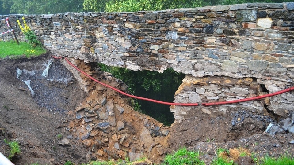 Sesunutá půda hradního zdiva.