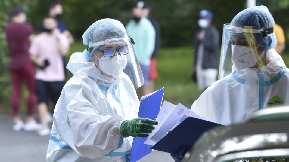 Zdravotnice na odběrovém místě v areálu nemocnice v Karviné-Ráji.