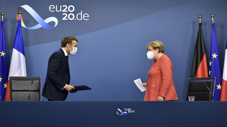 Zleva francouzský prezident Emmanuel Macron a německá kancléřka Angela Merkelová.