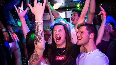 Spodní bar klubu Techtle Mechtle.