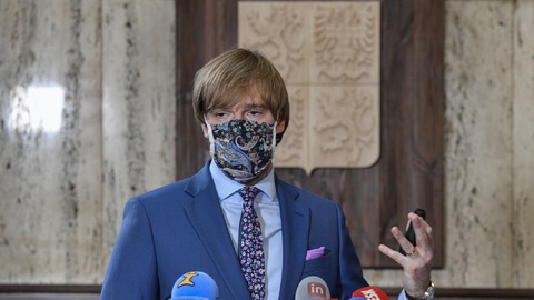 Povinné roušky již od soboty, potvrdil Vojtěch.