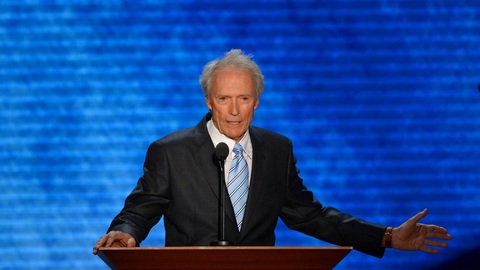 Herec Clint Eastwood zažaloval firmy s konopnými látkami.