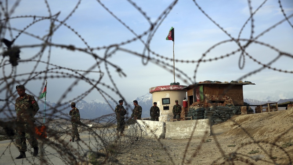 Vojáci afghánské národní armády stojí na stráži u základny Bagram v severním Kábulu v Afghánistánu.