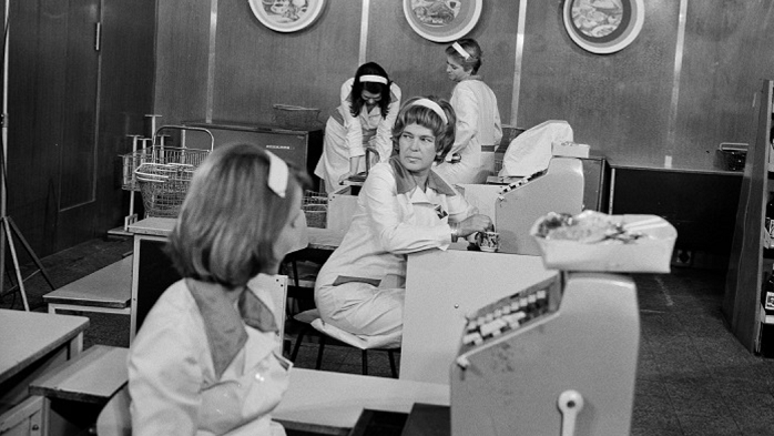 Božena Böhmová v seriálu Žena za pultem (1977).