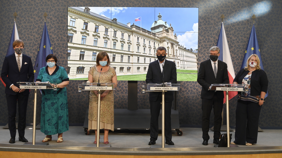 Zleva ministr zdravotnictví Adam Vojtěch, ministryně spravedlnosti Marie Benešová, ministryně financí Alena Schillerová, premiér Andrej Babiš, ministr průmyslu a obchodu a ministr dopravy Karel Havlíček a ministryně pro místní rozvoj Klára Dostálová.