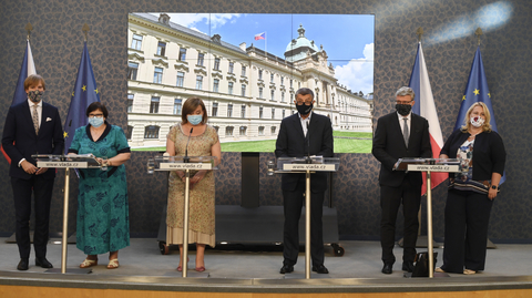Zleva ministr zdravotnictví Adam Vojtěch, ministryně spravedlnosti Marie Benešová, ministryně financí Alena Schillerová, premiér Andrej Babiš, ministr průmyslu a obchodu a ministr dopravy Karel Havlíček a ministryně pro místní rozvoj Klára Dostálová.