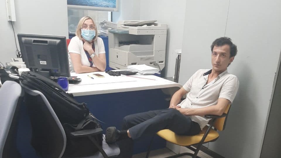 Heraščenko na facebooku identifikoval muže jako uzbeckého občana Suchroba Karimova a zveřejnil jeho snímek (vedle podezřelého sedí pracovnice banky, která odmítla pobočku opustit).