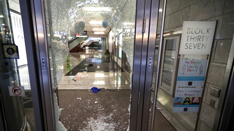 Policie v Chicagu se střetla s rabujícími davy.