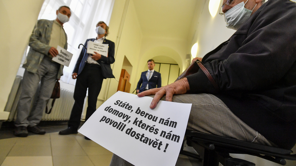 Členové bytového družstva Svatopluk s transparenty na chodbě Okresního soudu Praha-západ, kde začal 4. srpna 2020 soud mezi bytovým družstvem Svatopluk a konkurzním správcem zkrachovalého H-Systemu Josefem Monsportem. 