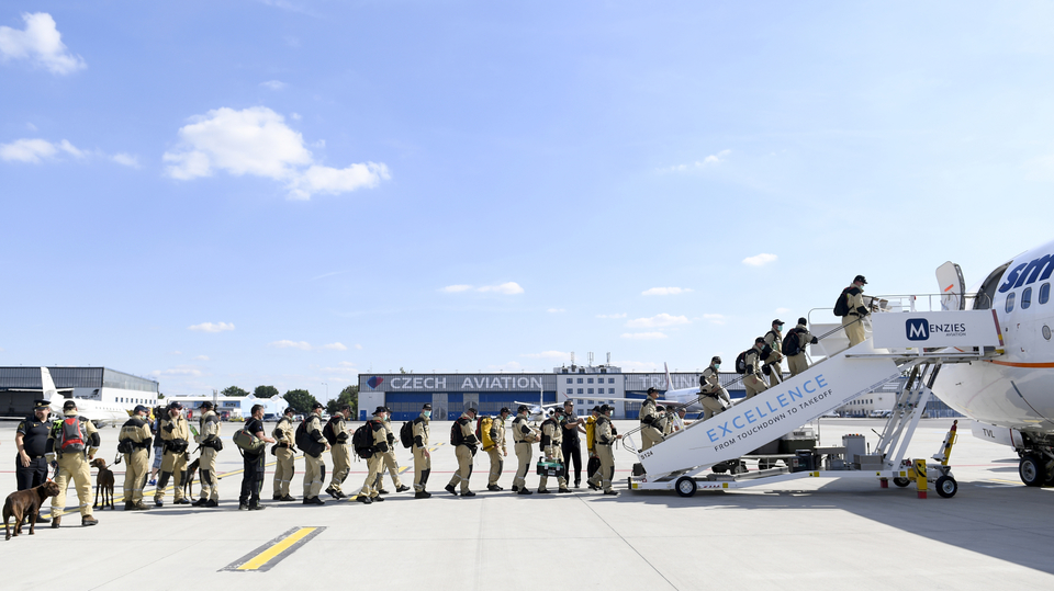 Členové speciálního týmu hasičů USAR cvičeného na vyprošťování lidí zavalených v troskách nastupují do letadla 5. srpna 2020 na Letišti Václava Havla v Praze, odkud odletěli do Bejrútu. 