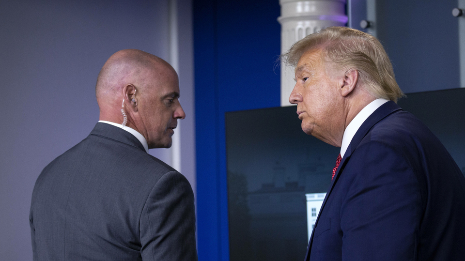 Trumpa eskortovali po střelbě u Bílého domu, střelec byl odzbrojen.