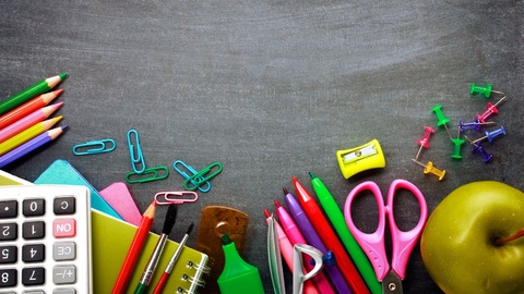 O dávkách na školní pomůcky mnohdy rodičů neví.