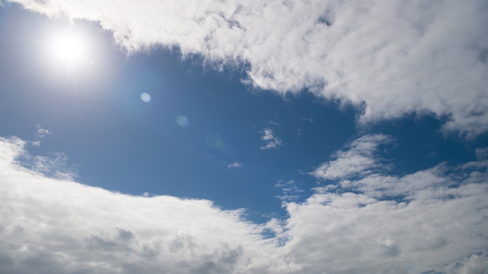 Výstraha před vedry trvá, přidají se bouřky.