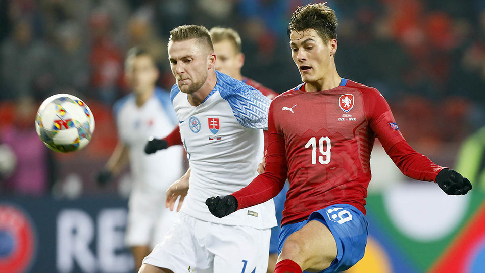 Souboj o balon mezi fotbalisty Česka a Slovenska.  