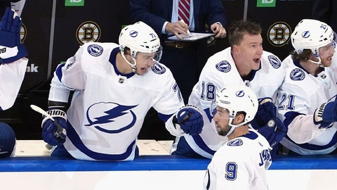 Hokejisté Tampy Bay se radují z branky.