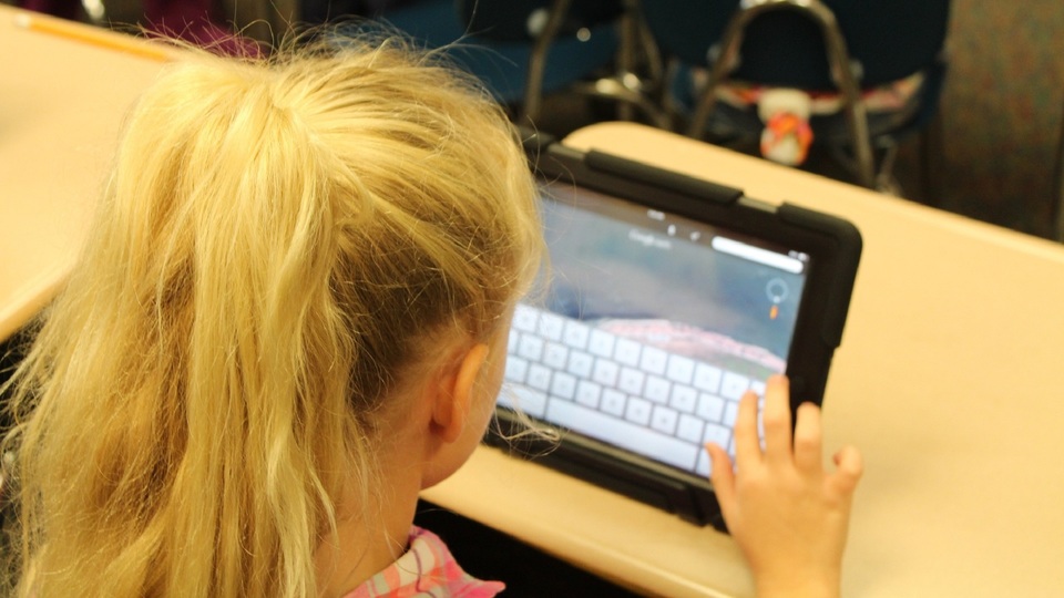 Ostrava finančně podpoří distanční digitální výuku škol.