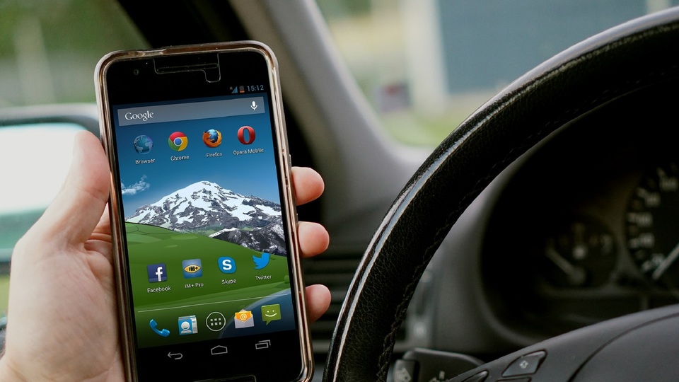Telefonování během jízdy bývá častou příčinou nehody.