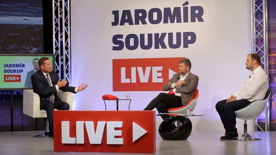 Moderátor pořadu Jaromír Soukup se svými hosty Michalem Šmardou a Jiřím Pospíšilem.