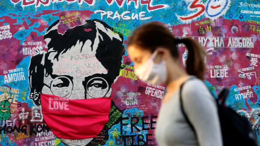 Jedno z děl, která pandemii reflektují, vzniklo v dubnu přímo na ní, když výtvarníci opatřili rouškou portrét Johna Lennona.