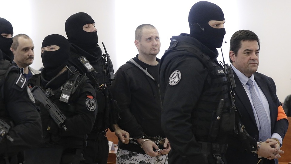 Obžalovaní u soudu.