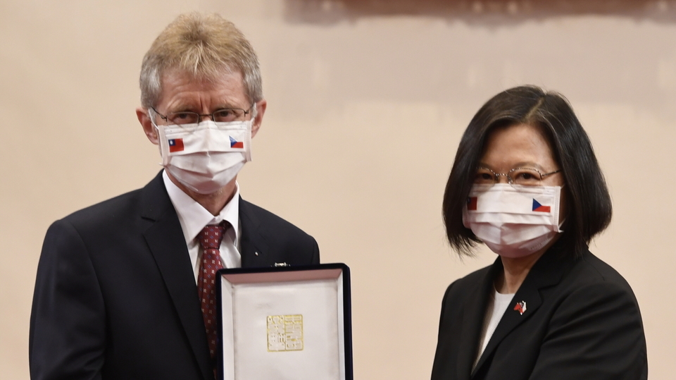 Předseda Senátu Miloš Vystrčil s tchajwanskou prezidentkou Cchaj Jing-wen, od které převzal vysoké státní vyznamenání Řád příznivých oblaků, které bylo in memoriam uděleno jeho předchůdci Jaroslavu Kuberovi.
