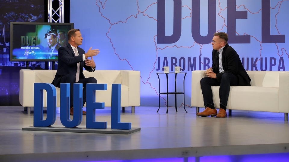 Moderátor pořadu Jaromír Soukup s hostem Romanem Šmuclerem.