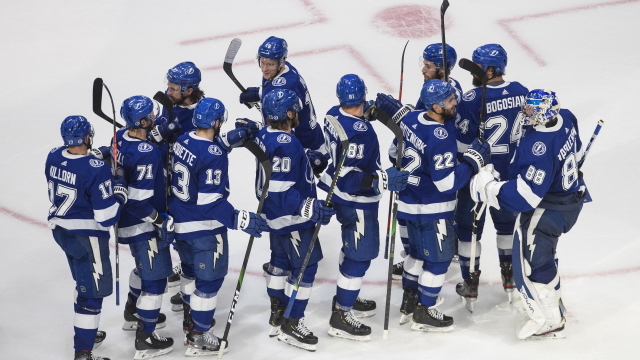 Hokejisté Tampy Bay se radují z vítězství nad Islanders.