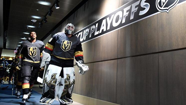 Hráči Vegas nastupují na led.