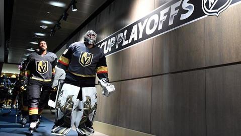 Hráči Vegas nastupují na led.