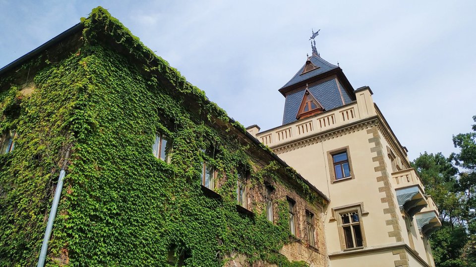 Larischova vila na Pardubicku.