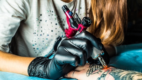 V Brně roste zájem o tetování, kvůli krizi bude dražší.