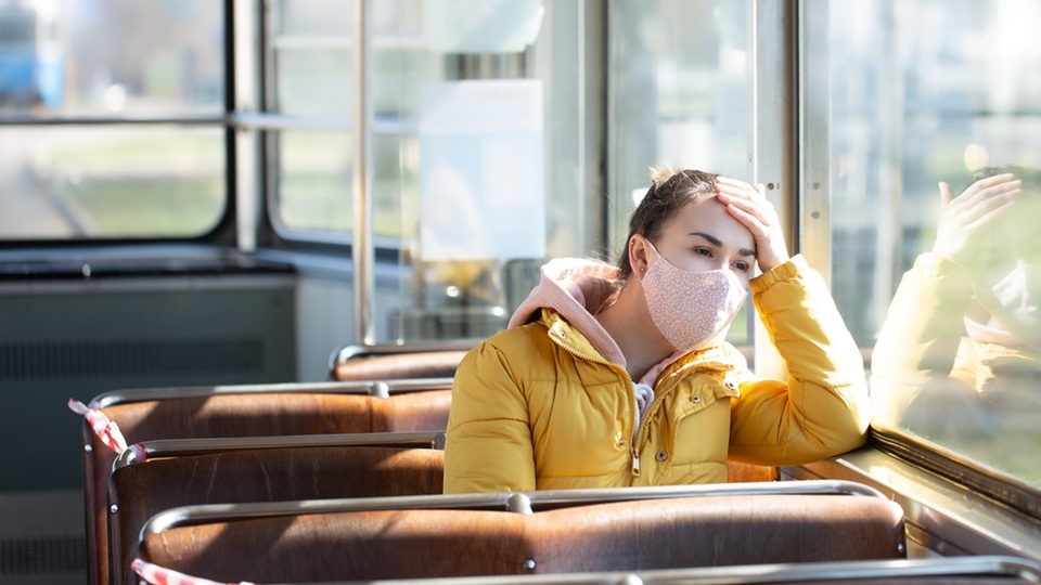 Cestujících v dopravě kvůli koronaviru ubylo, dopravci jednají o omezeních.