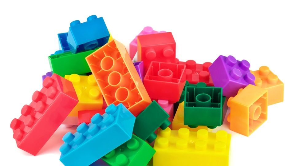 Lego přechází na papírové tašky, podnětem byly dopisy od dětí.