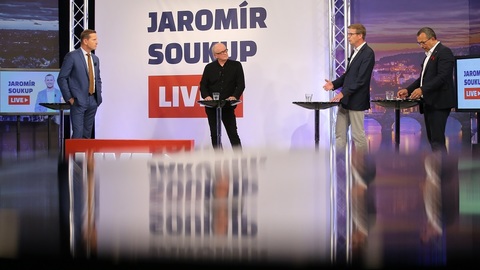 Moderátor pořadu Jaromír Soukup se svými hosty.